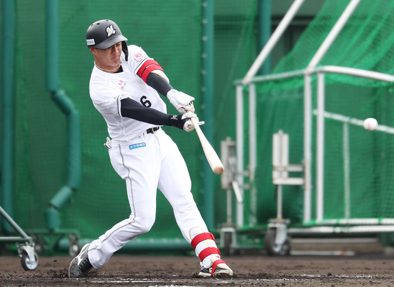 ライブBPで中前打を放つロッテ西川（撮影・宮地輝）