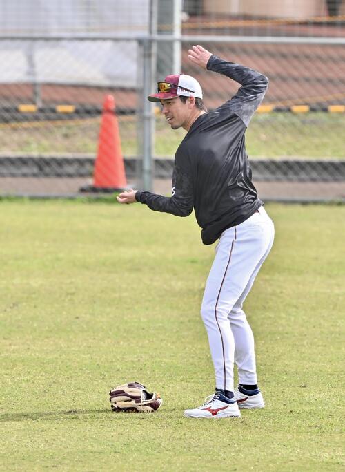 マエケン体操で体をほぐす楽天前田健（撮影・滝沢徹郎）