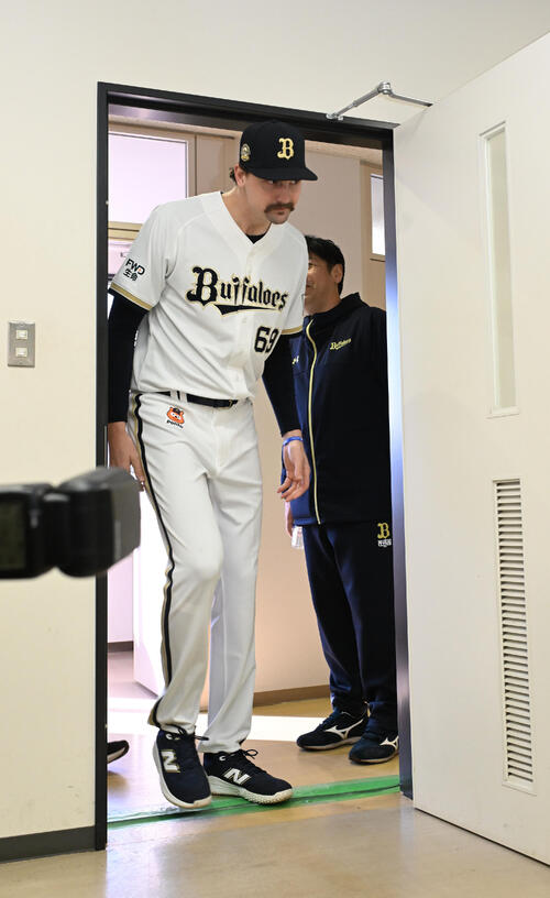 体をかがめながら会見場に入るオリックス新外国人選手ショーン・ジェリー（撮影・和賀正仁）