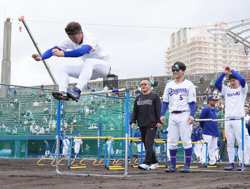 岡林（左）はトレーニングでハードルを華麗にジャンプする（撮影・森本幸一）