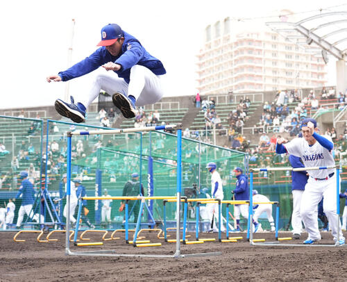 田中（左）はトレーニングでハードルを華麗にジャンプする（撮影・森本幸一）