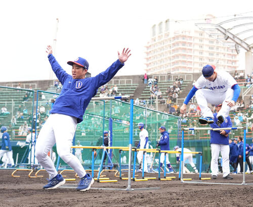 田中（左）はトレーニングでハードルを華麗にジャンプし着地する（撮影・森本幸一）