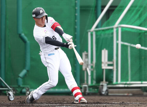 ライブBPで中前打を放つロッテ西川（撮影・宮地輝）