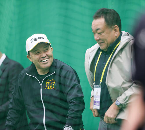 槙原氏（右）と笑顔で話す阪神岡田オーナー付顧問（撮影・上山淳一）