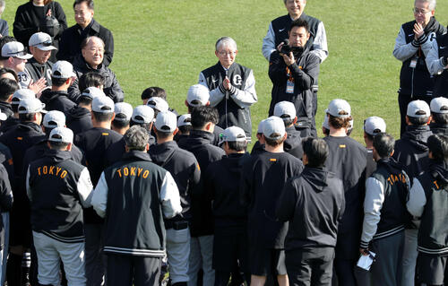 練習前、視察に訪れた巨人山口オーナー（中央）は選手からあいさつを受け拍手。左端は阿部監督。左から2人目は御手洗燦燦会会長（撮影・浅見桂子）