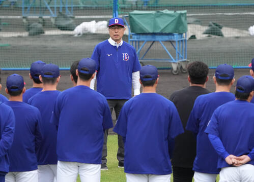 大島オーナーはキャンプ地を訪れあいさつをする（撮影・森本幸一）