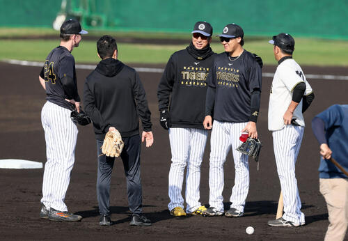 二塁の守備位置に就いて早出特守を行った阪神大山（左から4人目）の肩を抱き寄せディベイニー（左端）と談笑する藤川監督（撮影・加藤哉）