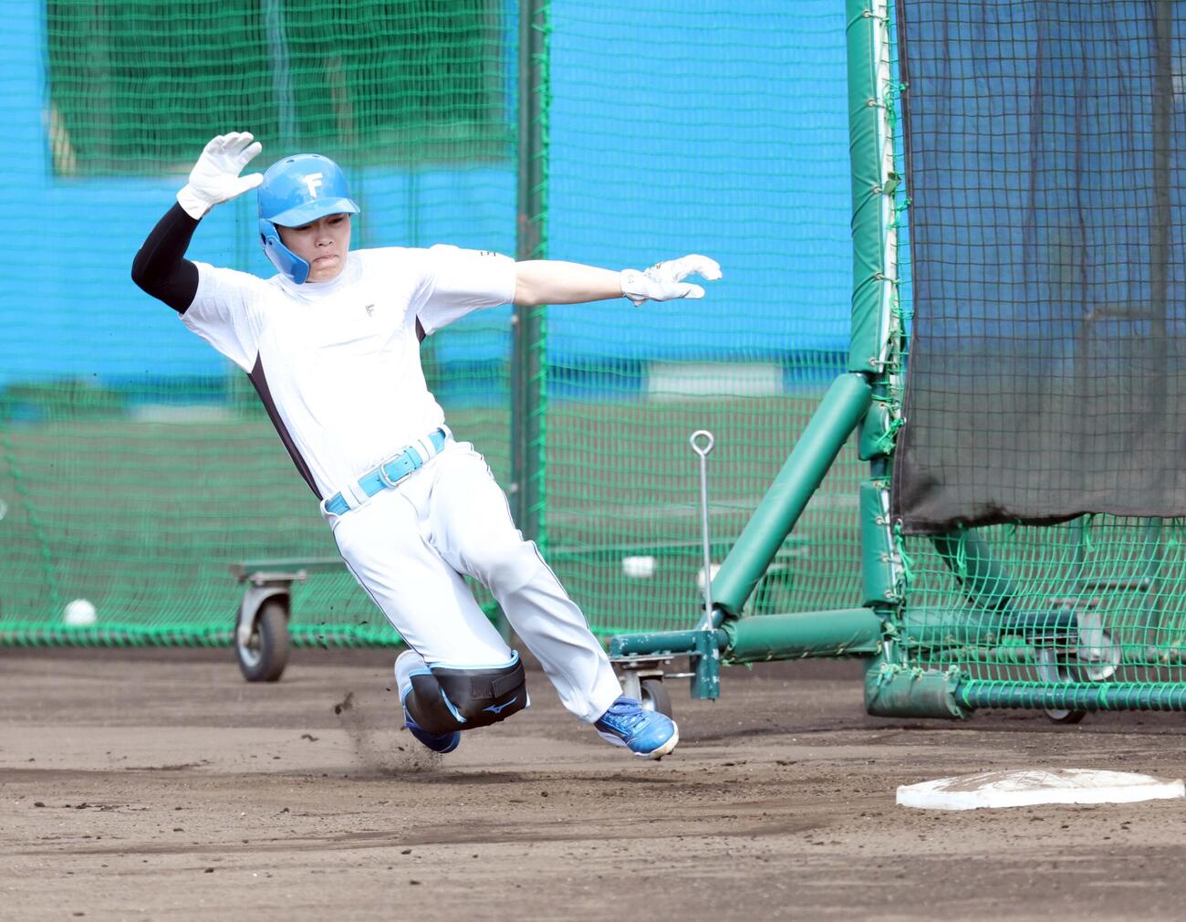 一、二塁間の走塁練習をする日本ハム田宮（撮影・黒川智章）