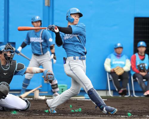 日本ハム紅白戦 2回表紅組2死二塁、右前適時打を放つ矢沢(撮影・黒川智章)