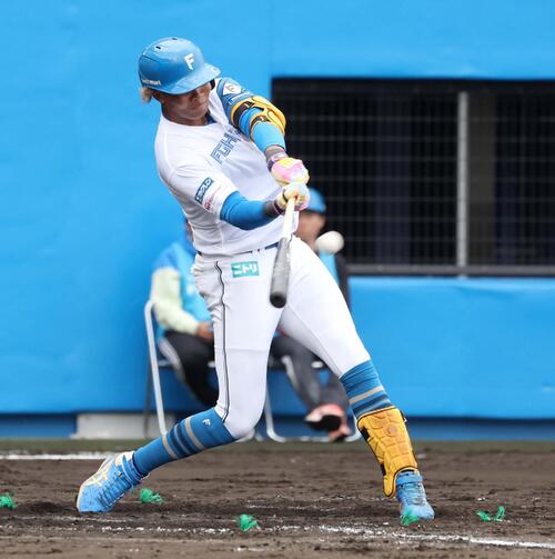 日本ハム紅白戦 3回裏白組無死、右中間に本塁打を放つ水谷(撮影・黒川智章)