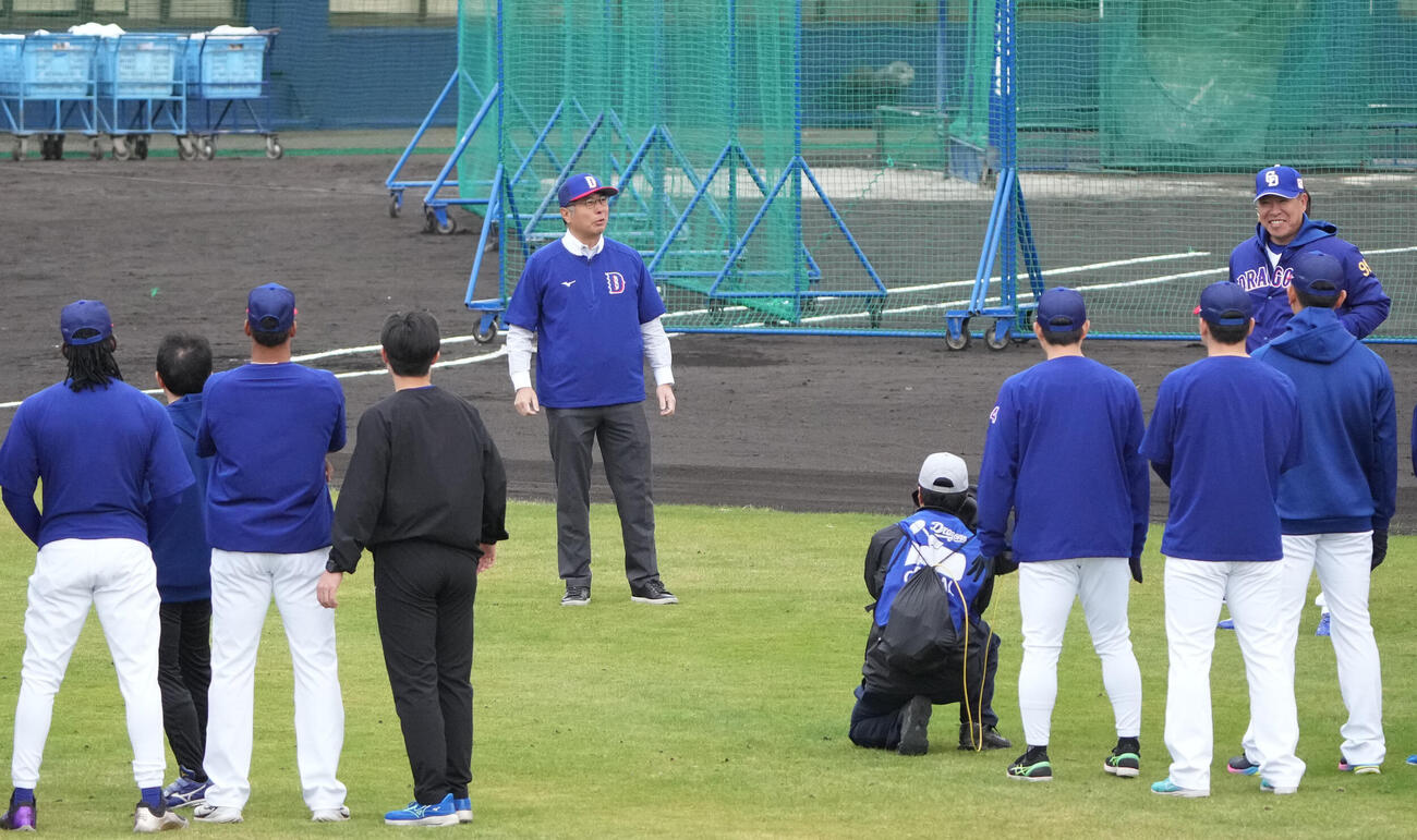 大島オーナーはキャンプ地を訪れあいさつをする（撮影・森本幸一）