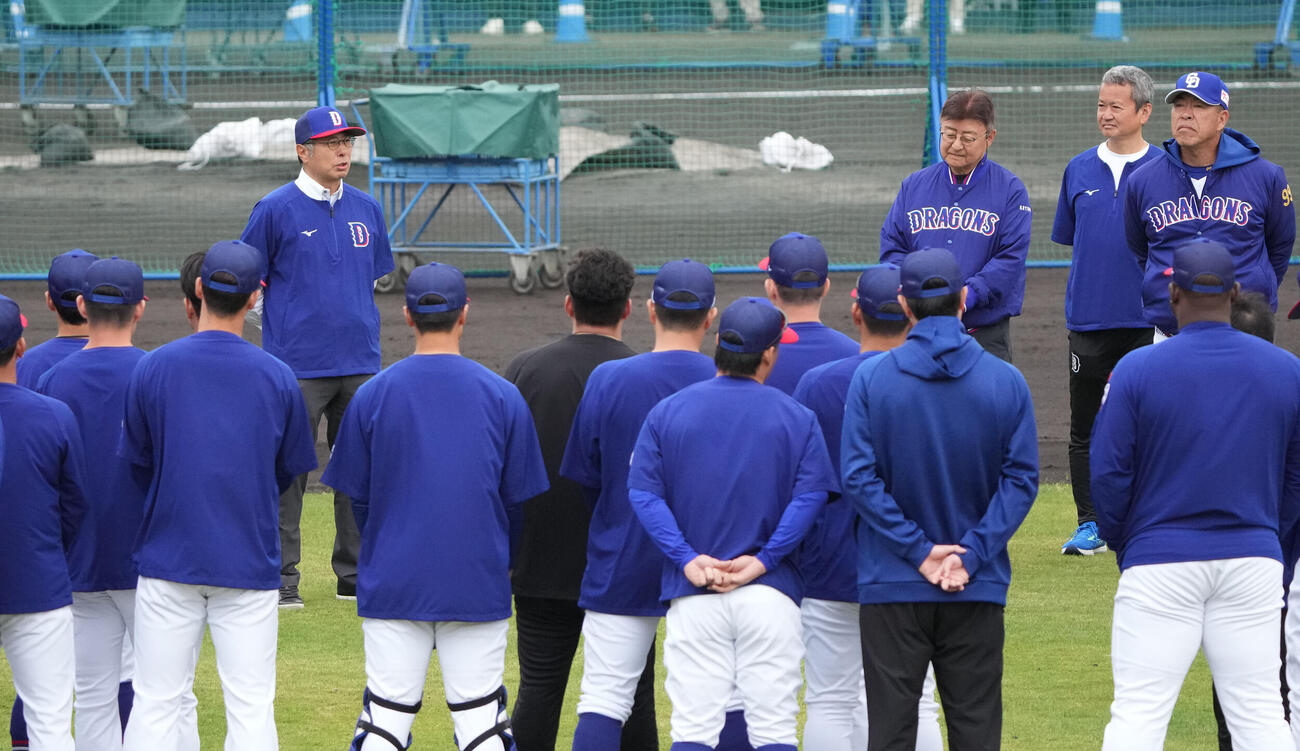 大島オーナーはキャンプ地を訪れあいさつをする（撮影・森本幸一）