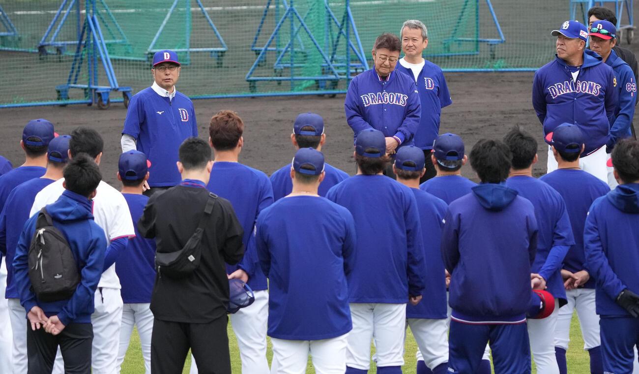 大島オーナーはキャンプ地を訪れあいさつをする（撮影・森本幸一）