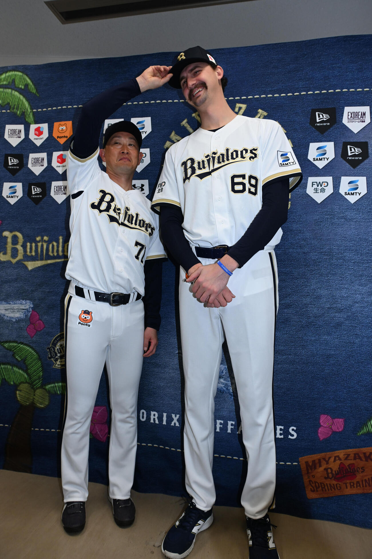 オリックス岸田監督（左）から帽子をかぶせてもらうオリックス新外国人選手ショーン・ジェリー（撮影・和賀正仁）