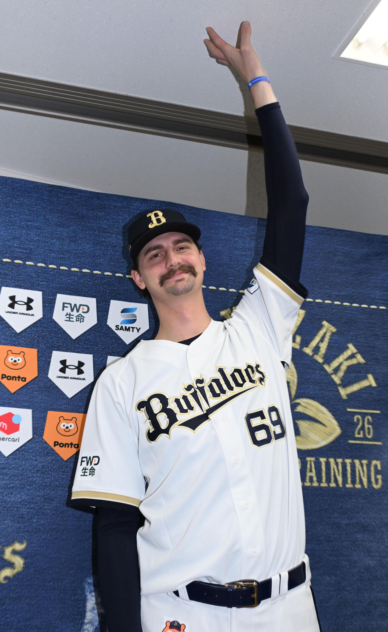 天井に楽々と手をつく213センチのオリックス新外国人選手ショーン・ジェリー（撮影・和賀正仁）
