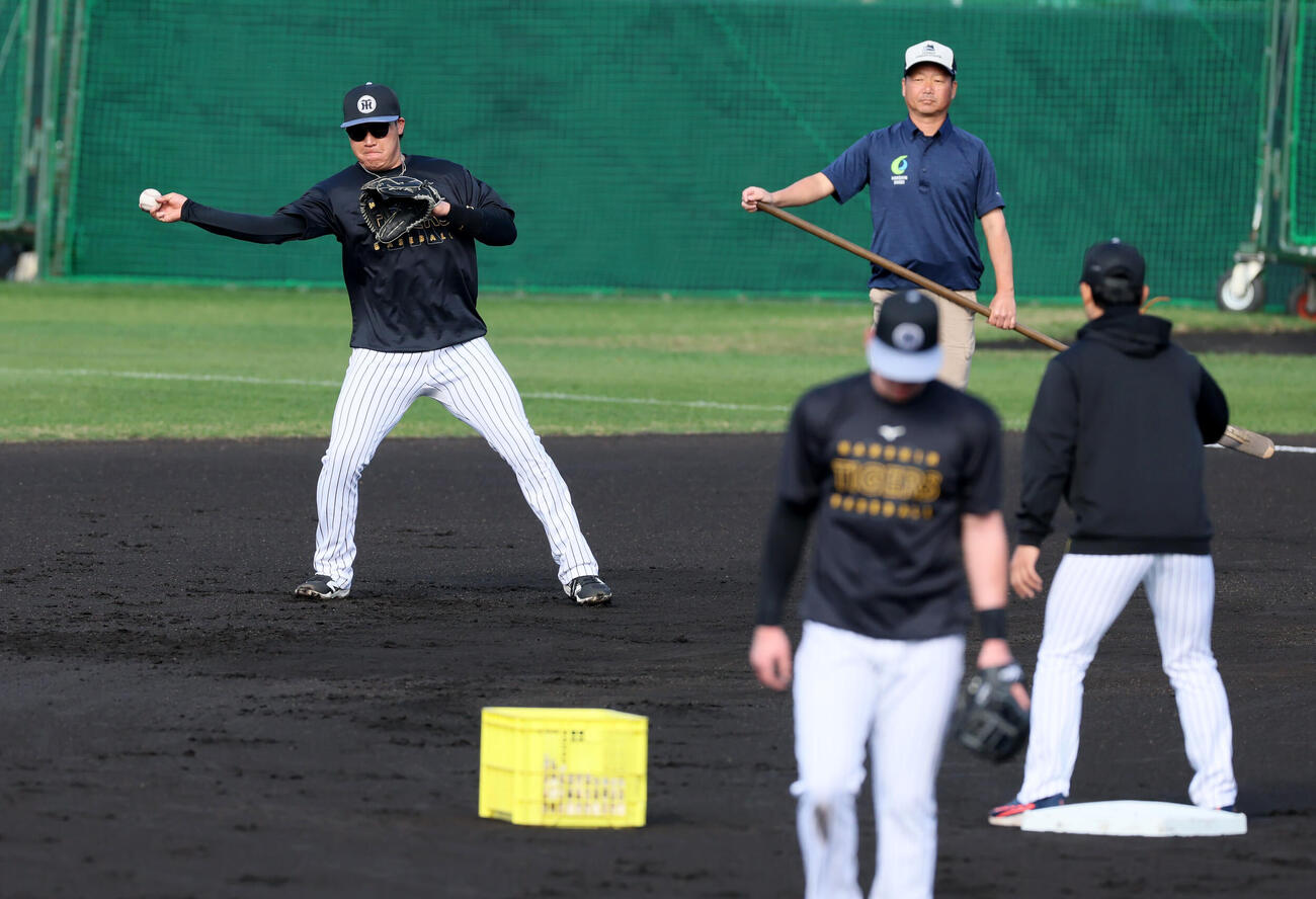 早出特守で二塁守備位置に就いた阪神大山（撮影・加藤哉）