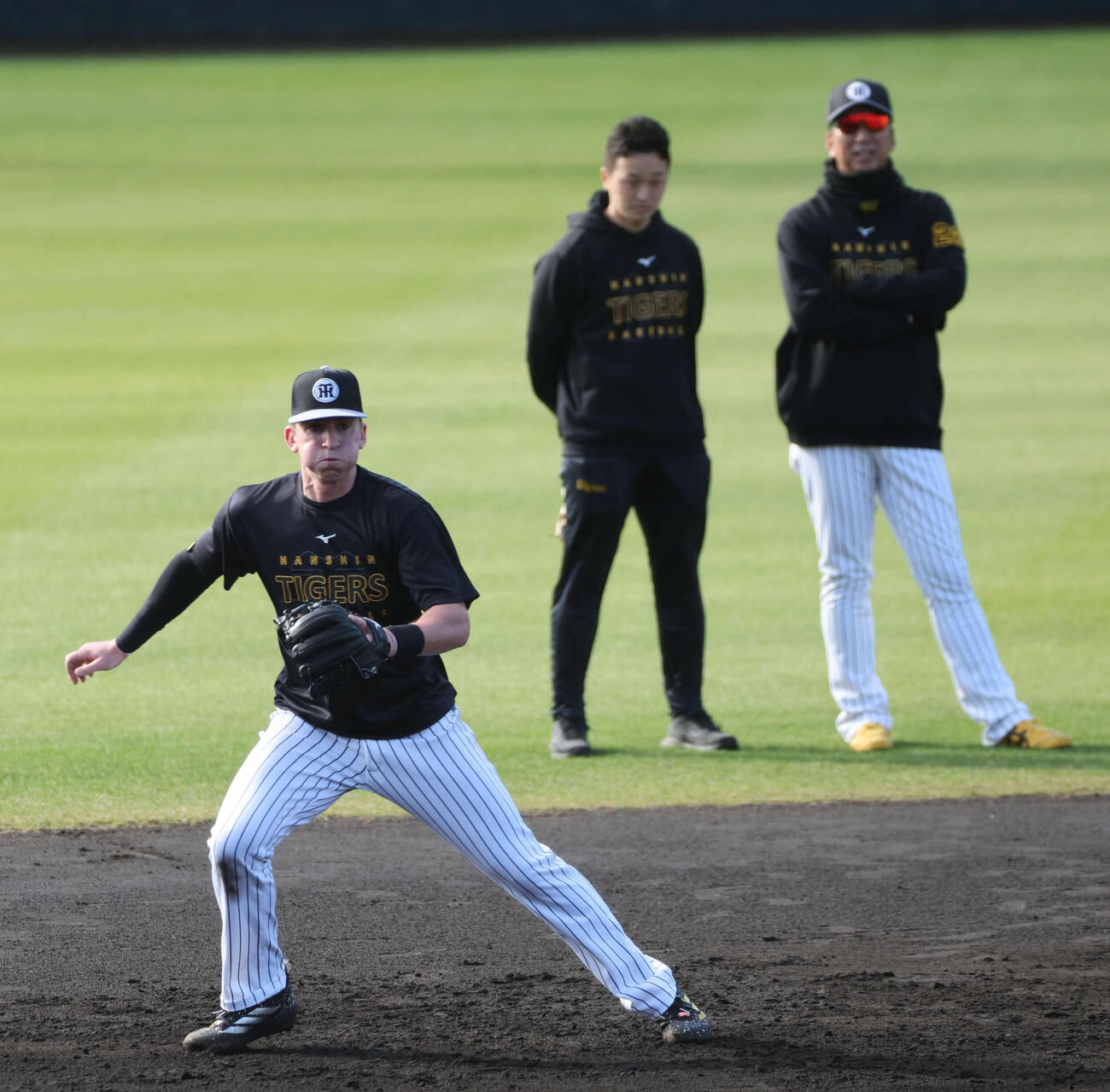 藤川監督が見守る前で早出ノックを受ける阪神ディベイニー（撮影・西尾就之）