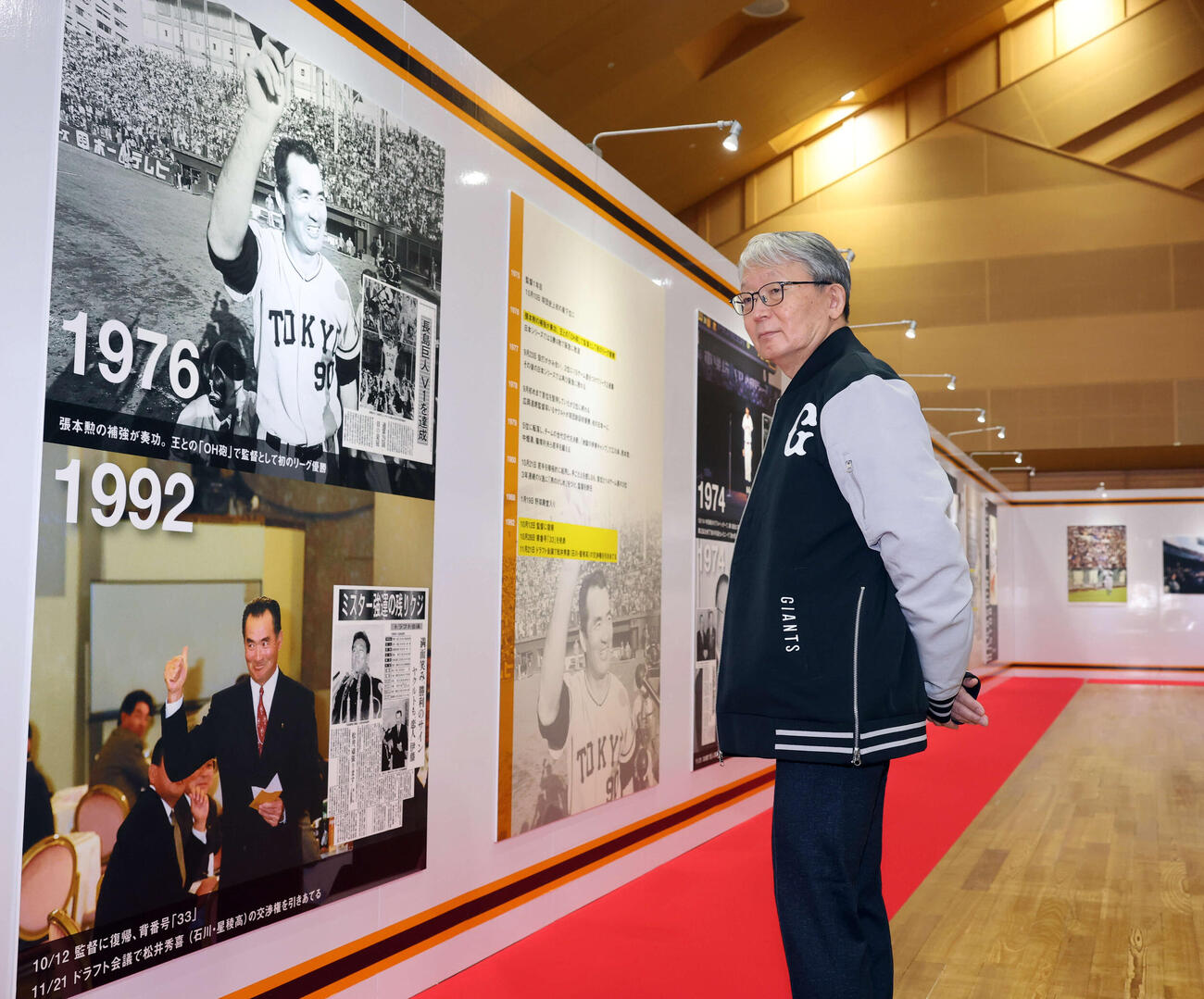 巨人山口オーナーは長嶋茂雄展を視察する（撮影・浅見桂子）