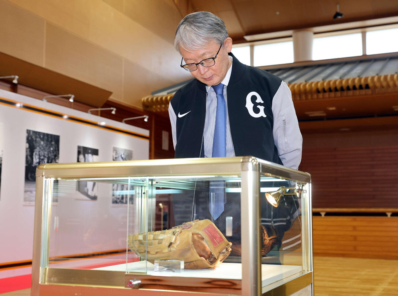 巨人山口オーナーは長嶋茂雄展を視察する（撮影・浅見桂子）