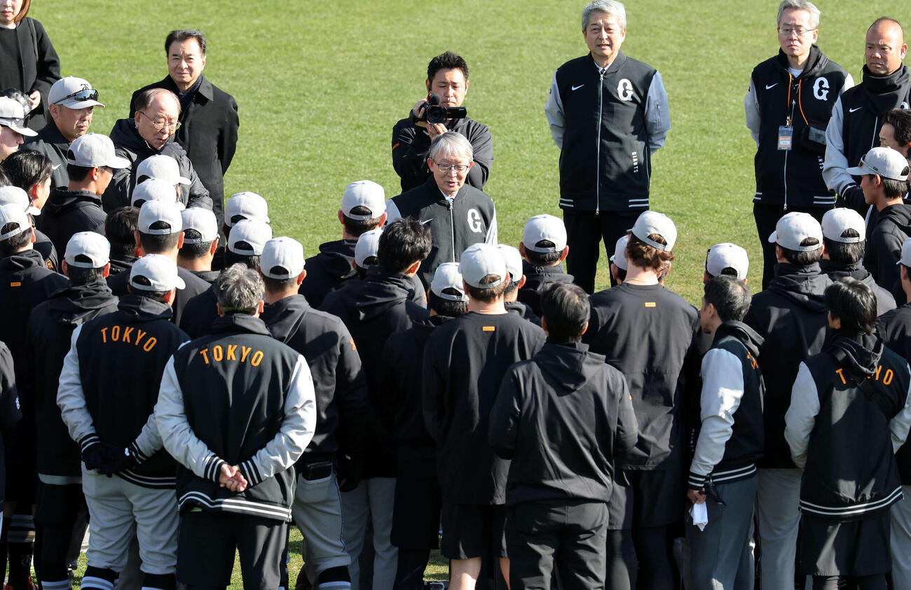 練習前、視察に訪れた巨人山口オーナー（中央）は選手に訓示する。左端は阿部監督。左から2人目は御手洗燦燦会会長（撮影・浅見桂子）