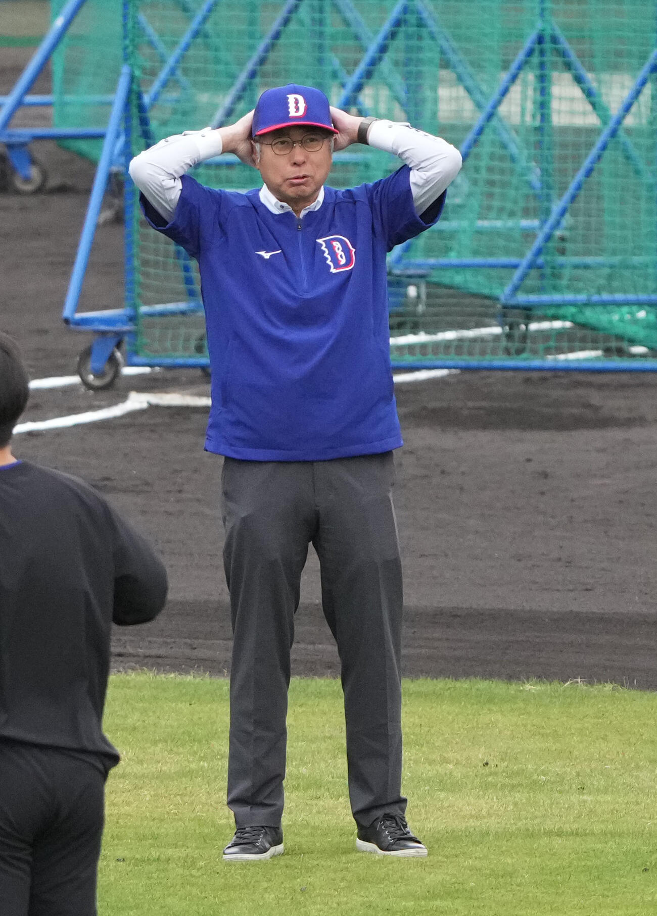 大島オーナーはキャンプ地を訪れあいさつをする（撮影・森本幸一）