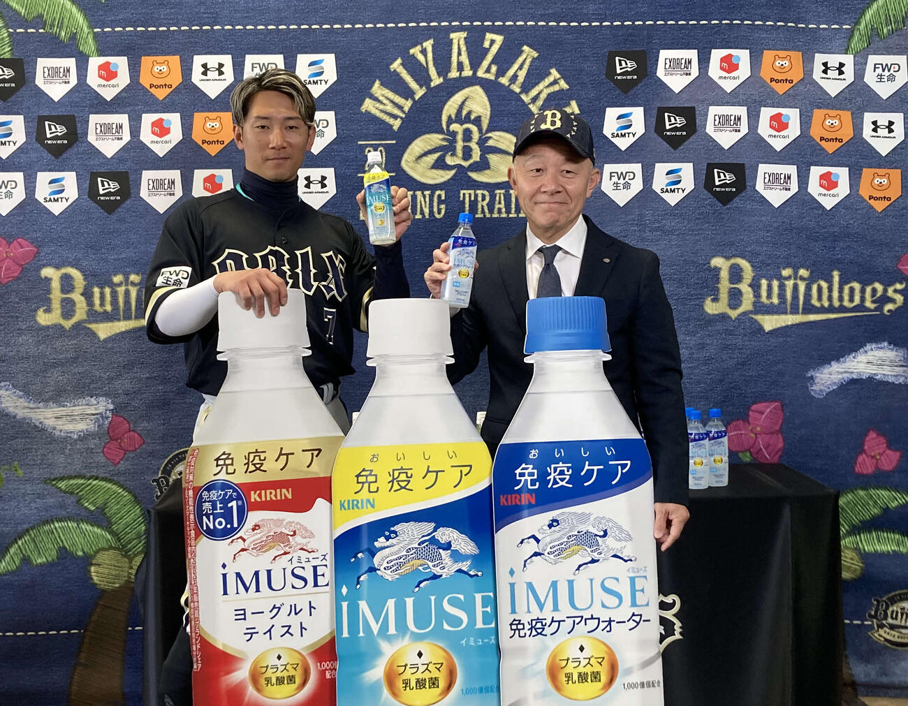 キリンビバレッジから乳酸菌飲料1200本分を受け取るオリックス西川