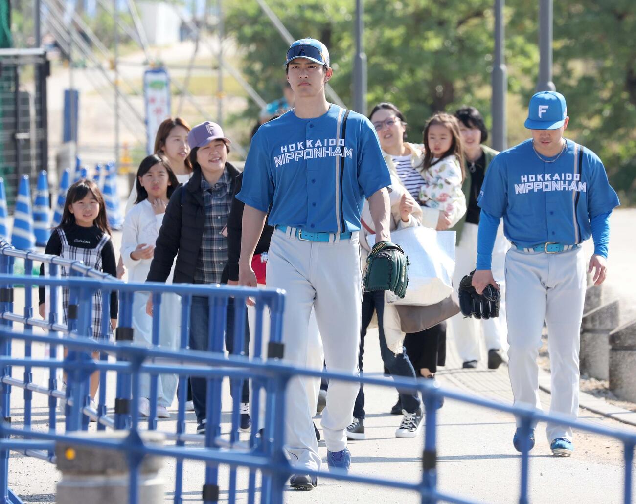 ファンを引き連れブルペンに向かう日本ハム達（26年2月撮影）