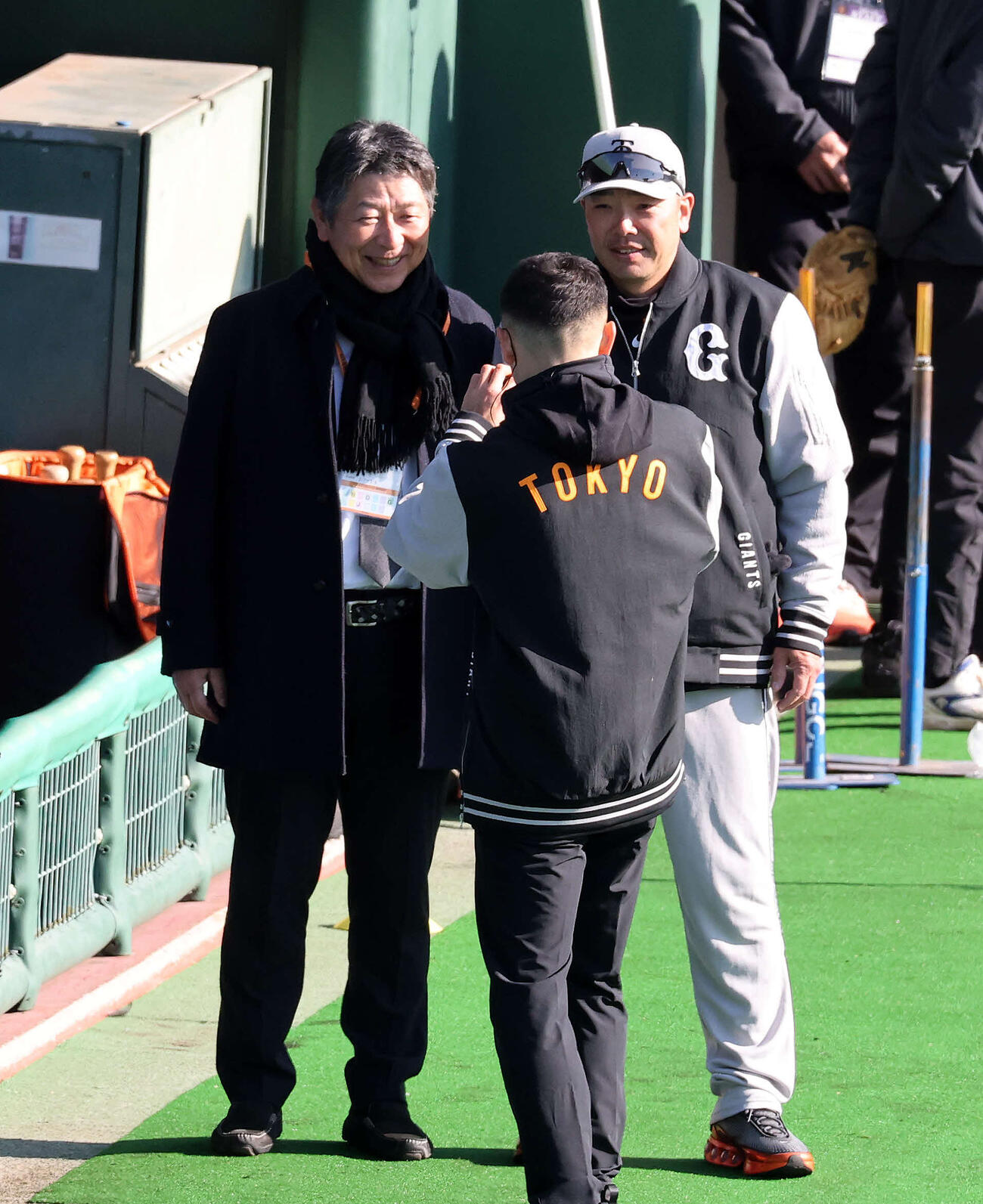 練習前、視察に訪れた中大・清水監督（左）と記念撮影する巨人阿部監督（撮影・浅見桂子）