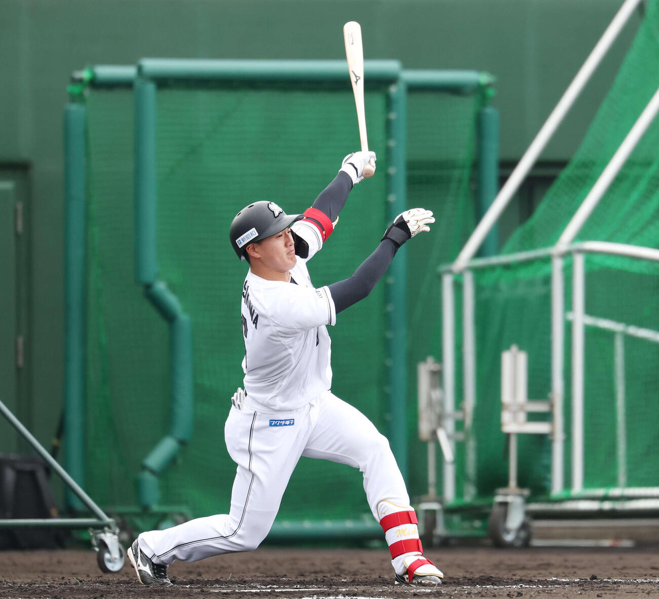 ライブBPで中前打を放つロッテ西川（撮影・宮地輝）