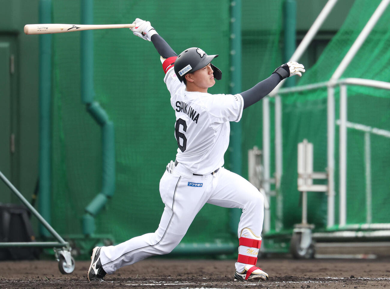 ライブBPで中前打を放つロッテ西川（撮影・宮地輝）