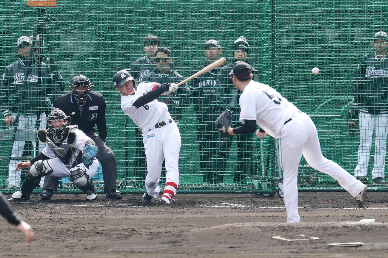 ライブBPで左前打を放つロッテ西川。投手木村（撮影・宮地輝）