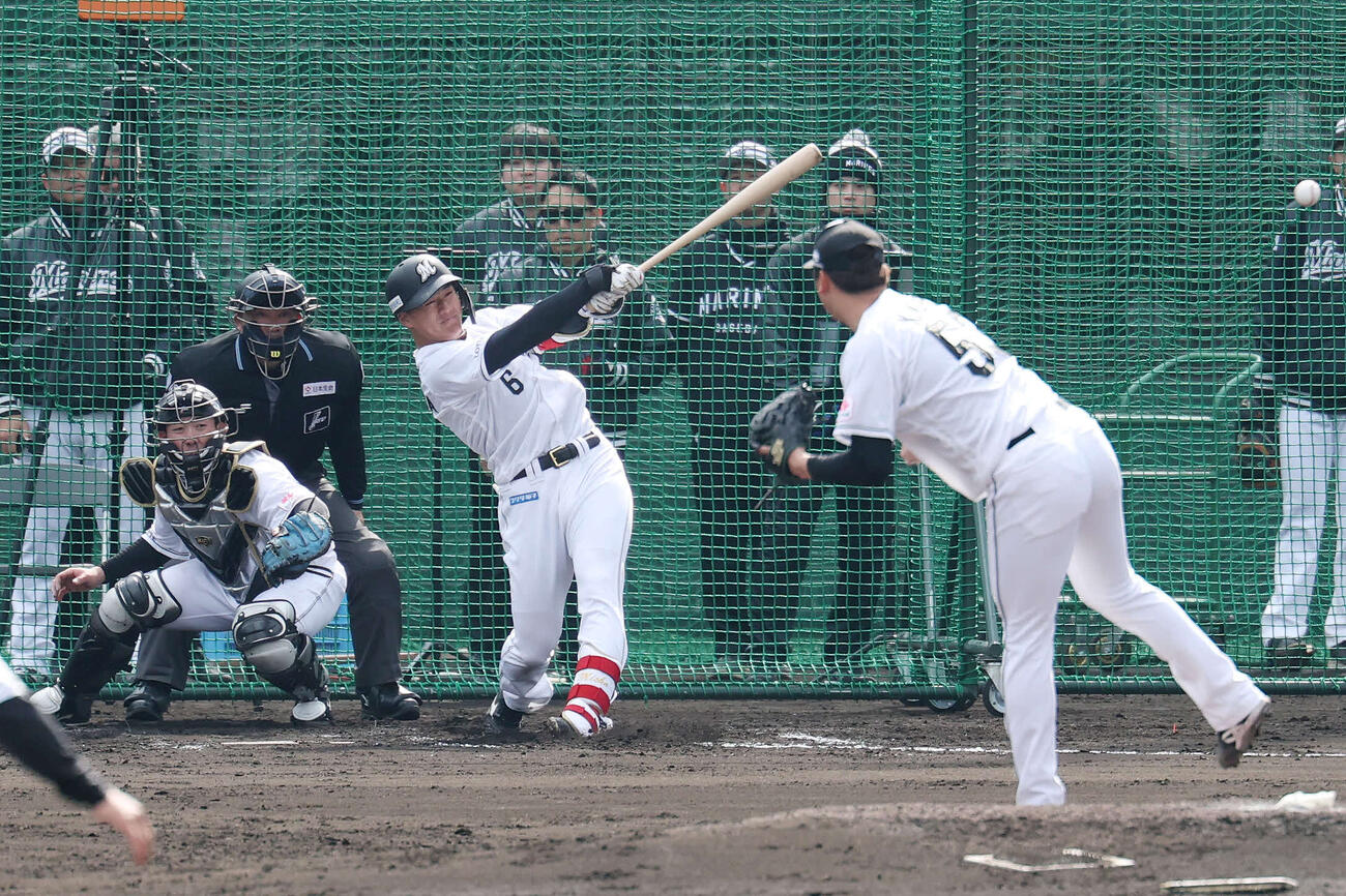 ライブBPで左前打を放つロッテ西川。投手木村（撮影・宮地輝）
