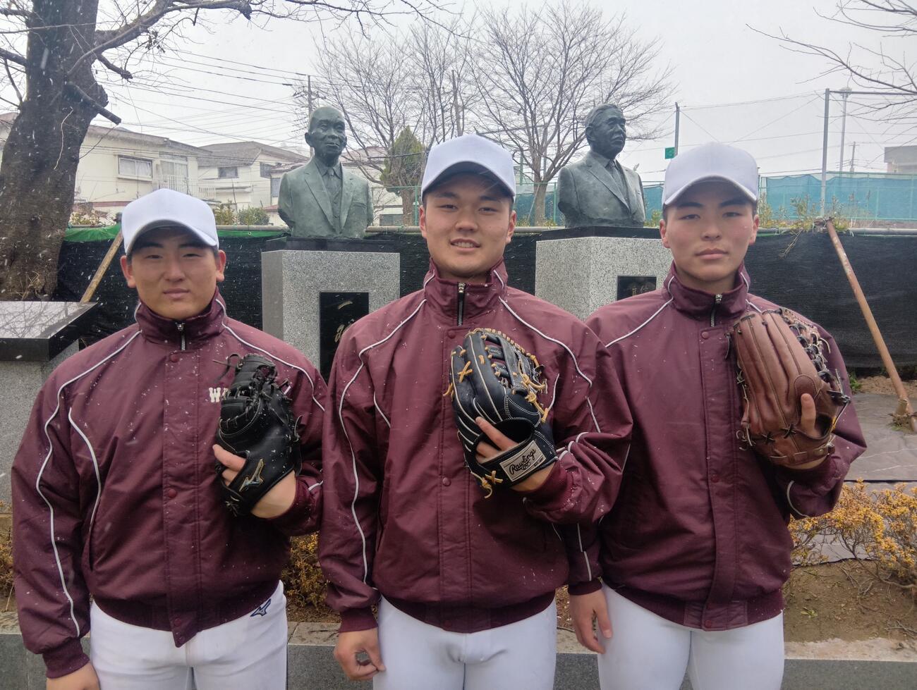 早大に今春入学する左から仙台育英・川尻結大、横浜・阿部葉太、智弁和歌山・福元聖矢（撮影・平山連）