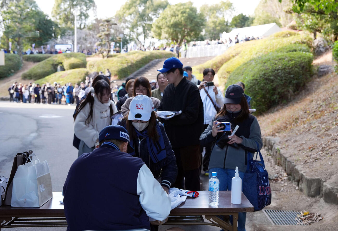 練習後に応じた西武栗山のサイン会に出来た長蛇の列（撮影・小島史椰）