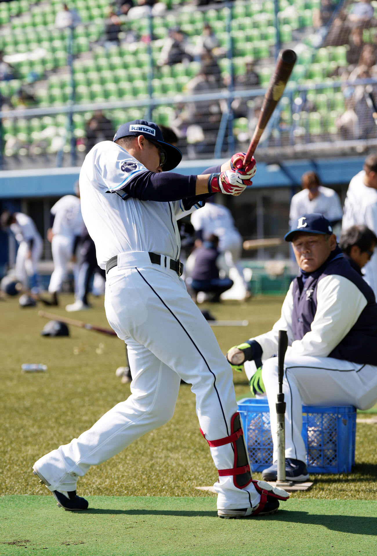 ティーバッティングをする西武栗山（撮影・小島史椰）