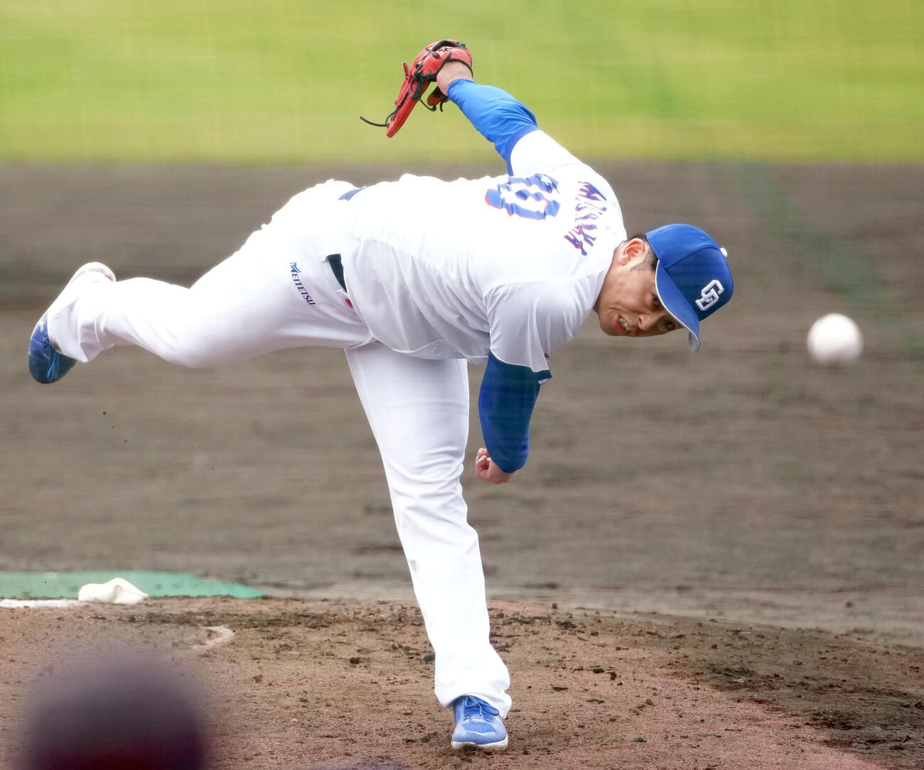 打撃投手に登板する松山（撮影・森本幸一）