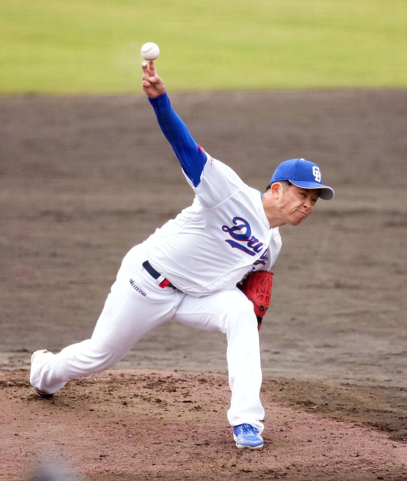 打撃投手に登板する松山（撮影・森本幸一）