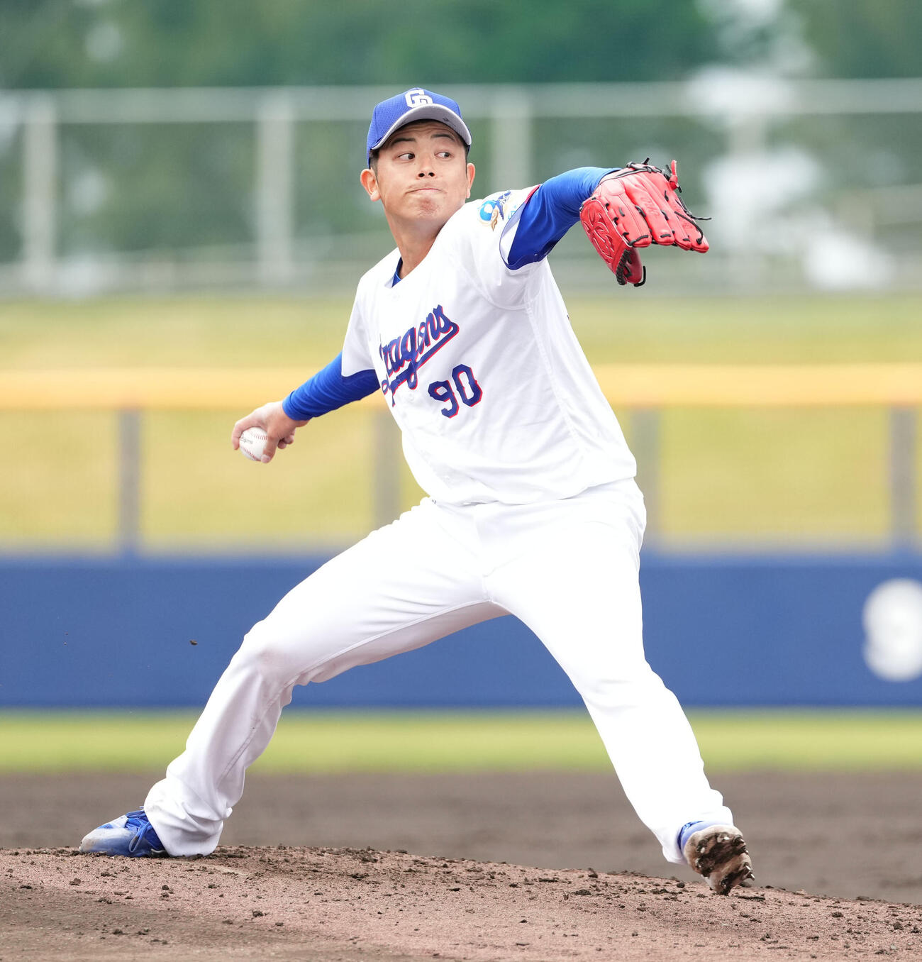 打撃投手に登板する松山（撮影・森本幸一）