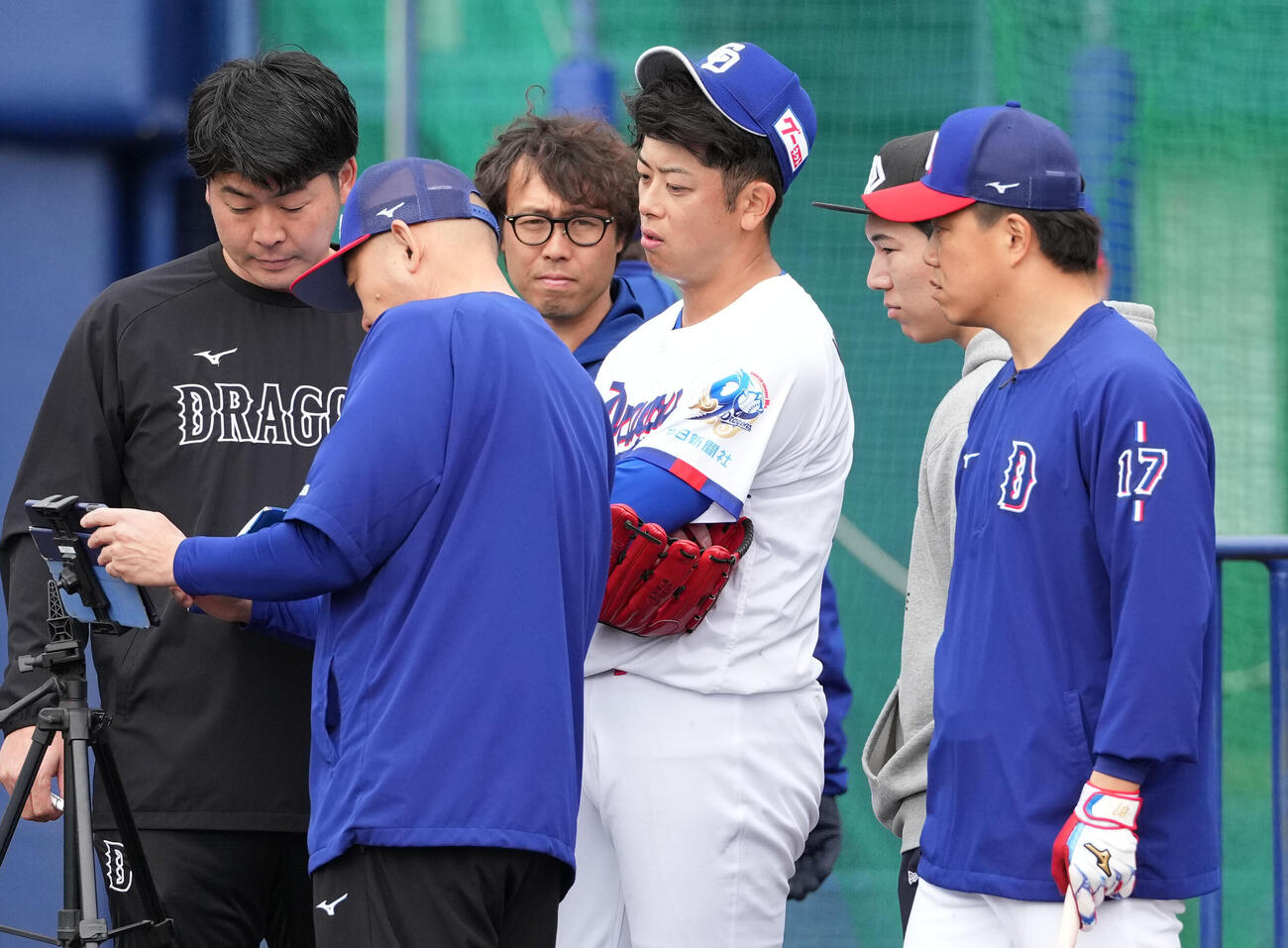 松山（右から3人目）は打撃投手に登板後、タブレットで投球を確認をする（撮影・森本幸一）