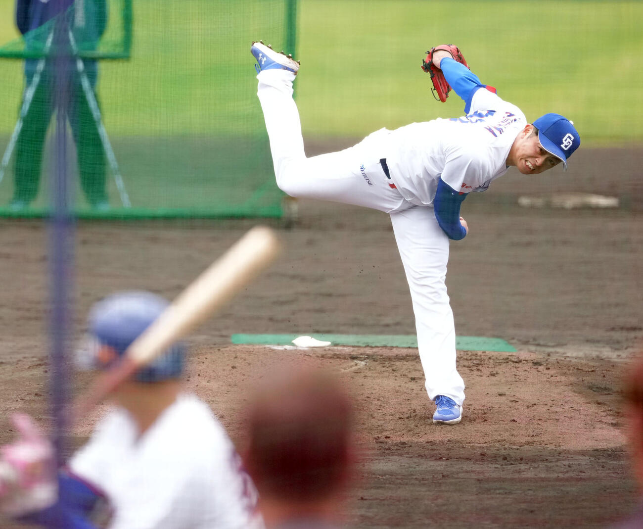 松山（右）は打撃投手に登板する（撮影・森本幸一）