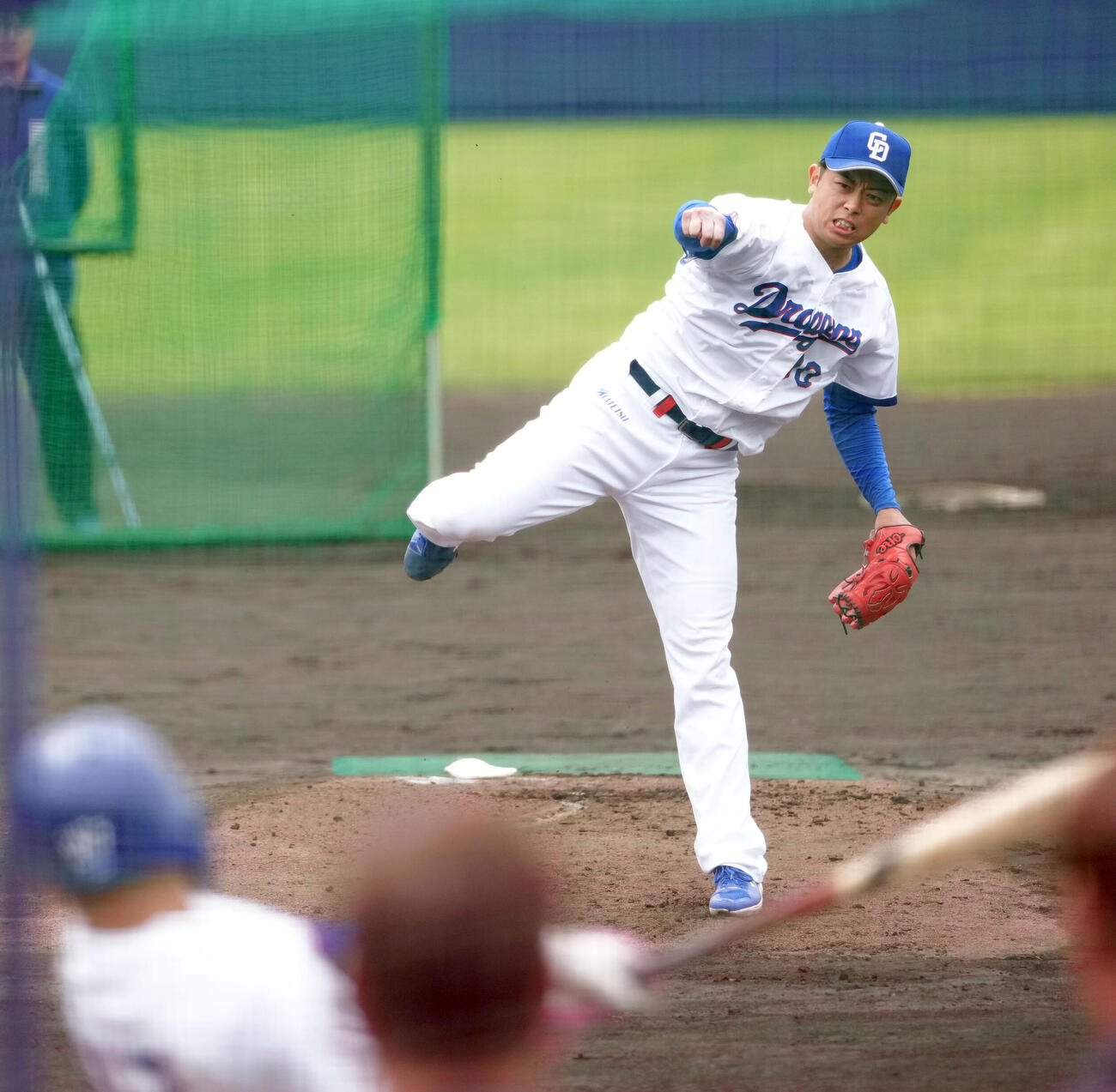 松山（右）は打撃投手に登板する（撮影・森本幸一）