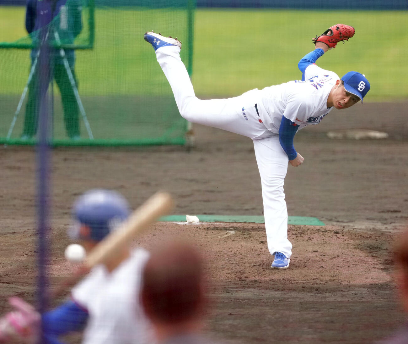 松山（右）は打撃投手に登板する（撮影・森本幸一）