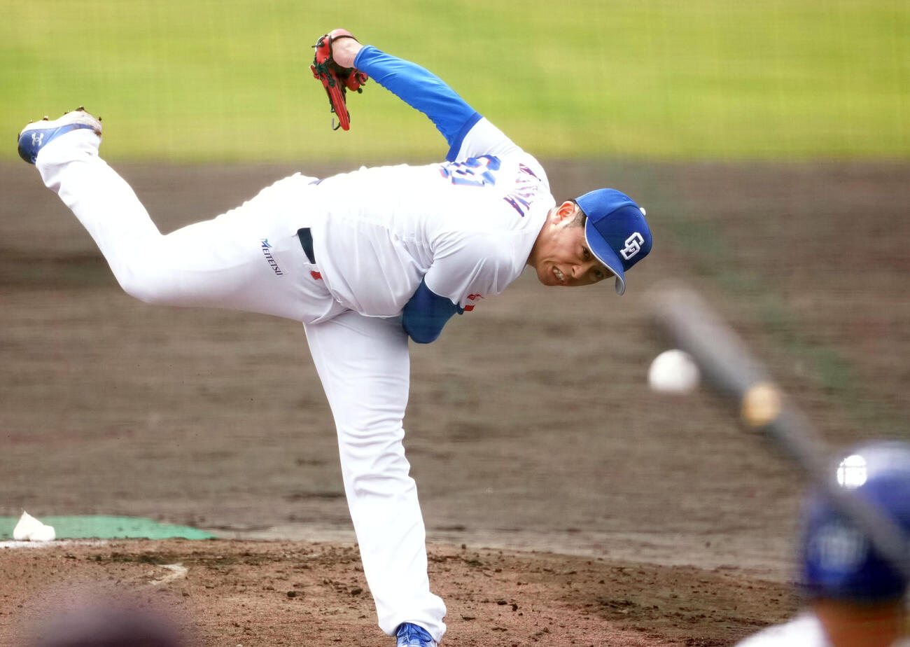 打撃投手に登板する松山（撮影・森本幸一）