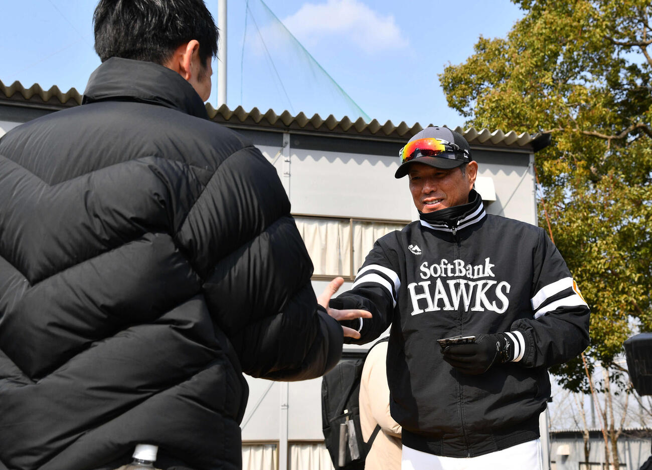 ファンとじゃんけんをするソフトバンク小久保監督（撮影・岩下翔太）