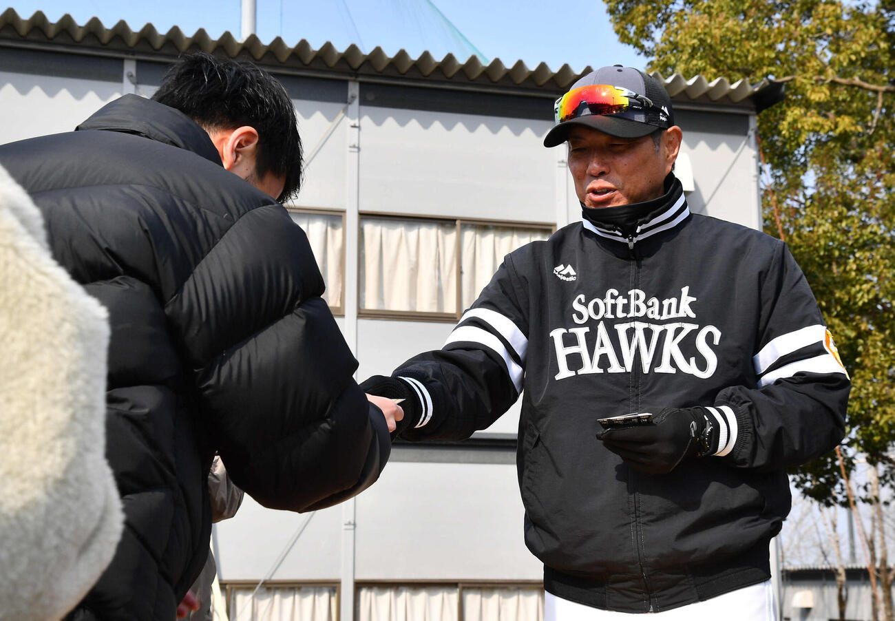 じゃんけんで勝ったファンにカードをプレゼントするソフトバンク小久保監督（撮影・岩下翔太）