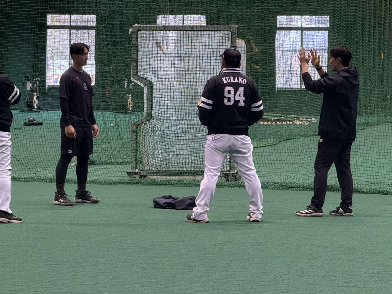 ソフトバンク和田球団アドバイザー（右）は前田悠（右から3番目）に指導する。中央は倉野チーフ投手コーチ