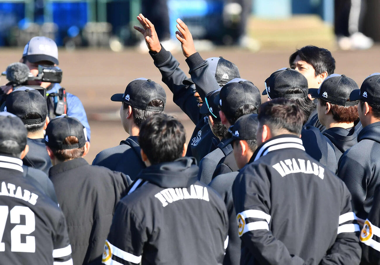 宮崎キャンプに合流し、円陣であいさつするソフトバンクのダウンズ（中央）（撮影・岩下翔太）