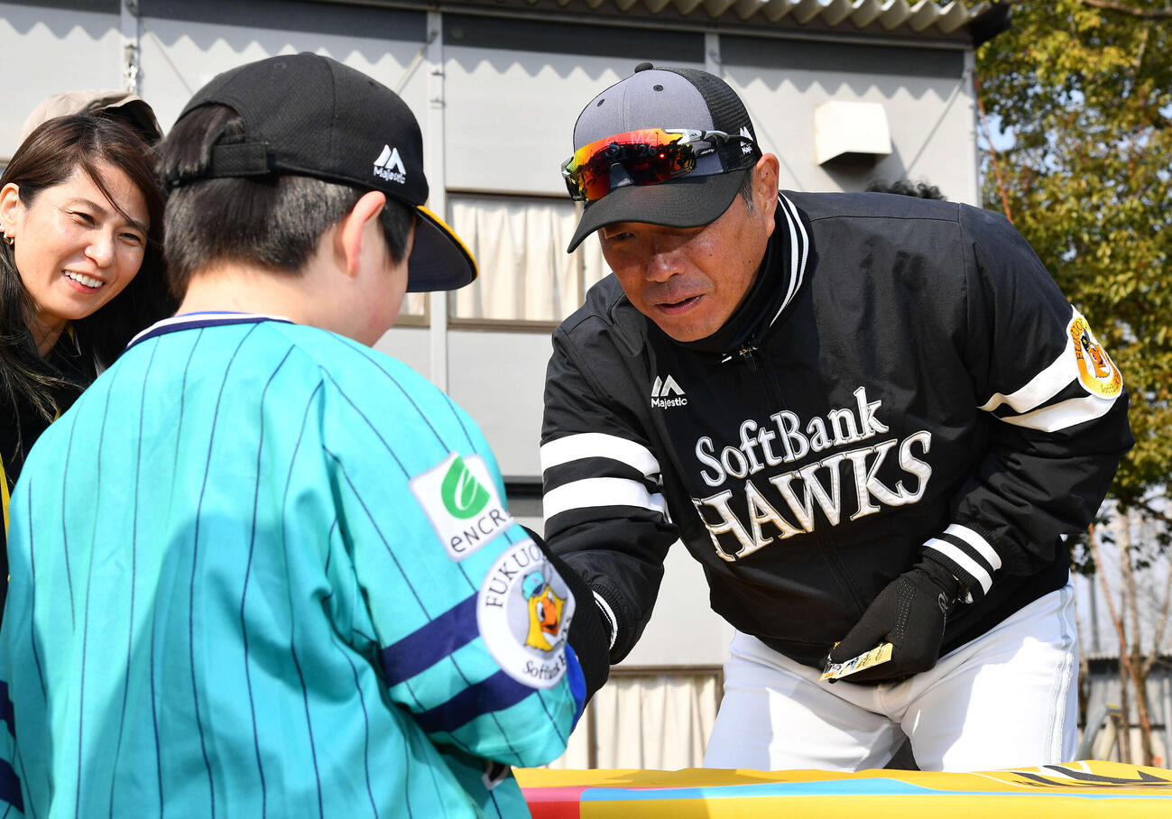 ファンとじゃんけんをするソフトバンク小久保監督（撮影・岩下翔太）