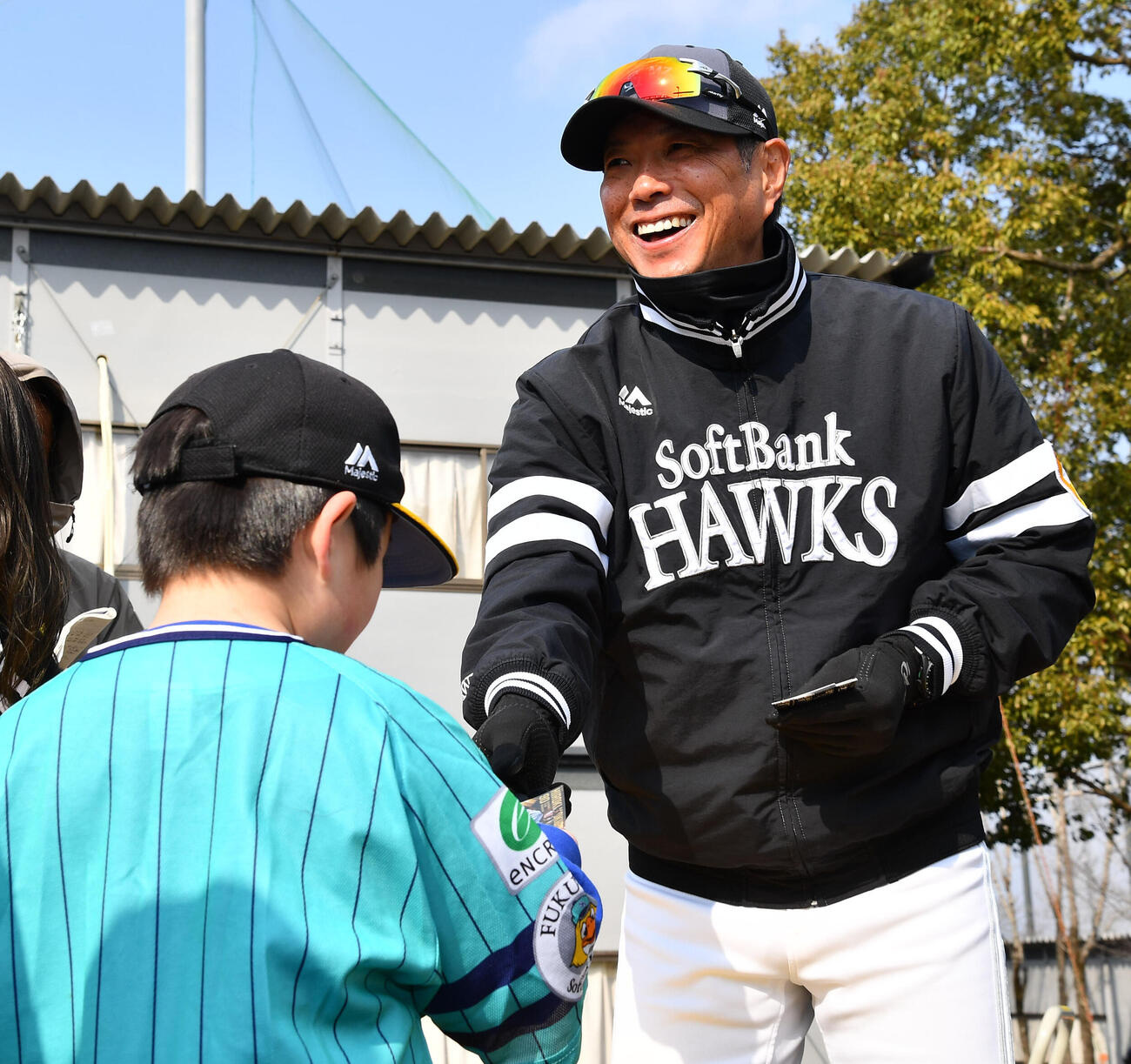 じゃんけんで勝ったファンにカードをプレゼントするソフトバンク小久保監督（撮影・岩下翔太）