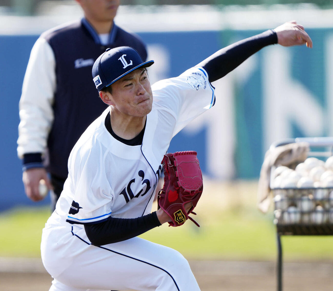バッティングピッチャーを務める西武佐々木（撮影・小島史椰）